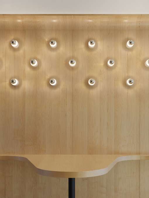 Die feine Maserung des Holzes bietet einen wunderschönen Anblick. Foto: IFN/Roland Halbe (Fotograf)/Lederer Ragnasdóttir Oei, Stuttgart (Architekten)